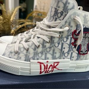 Very nice authentic sneakers. Size 43 . Excellent condition